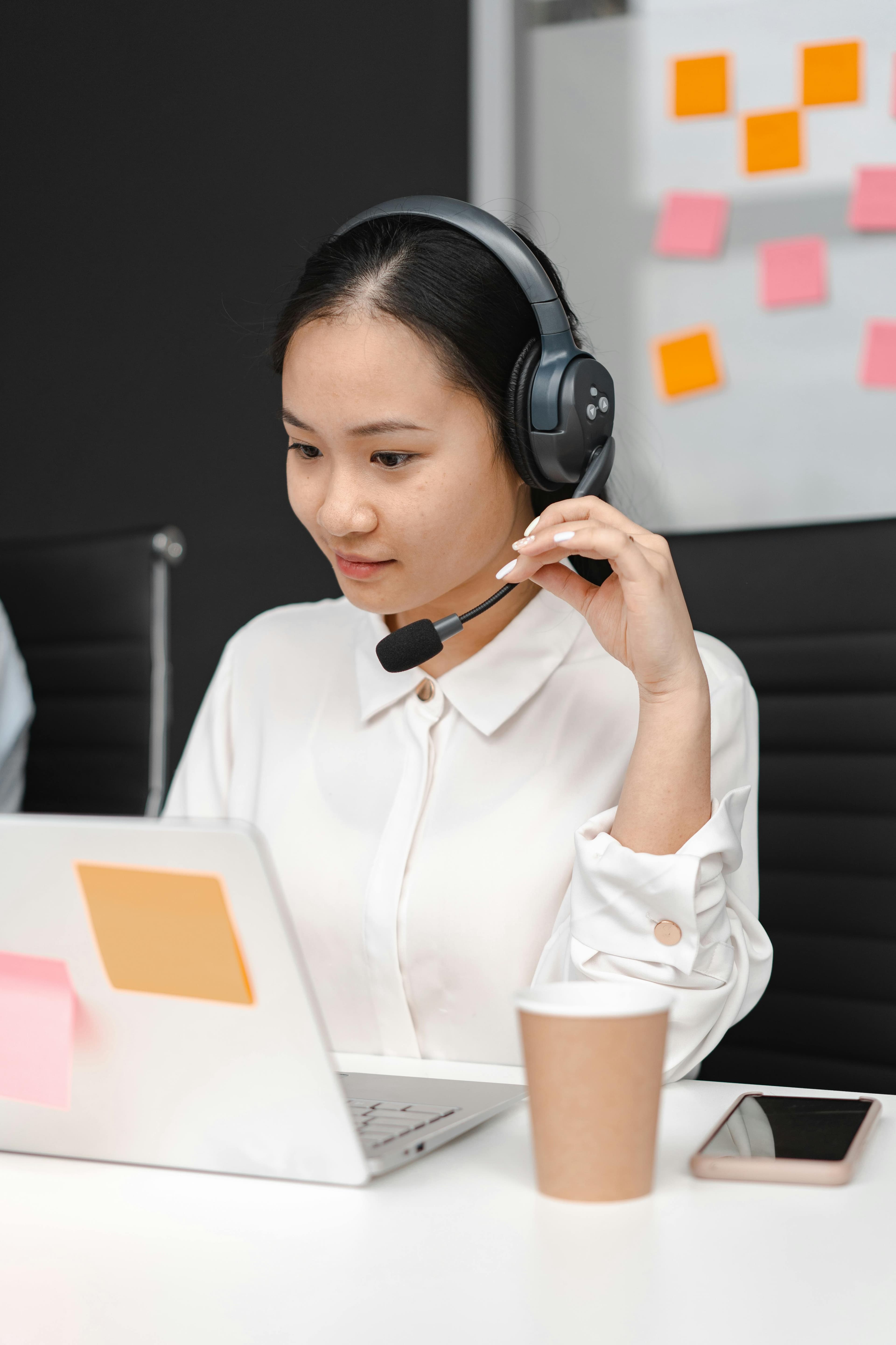 中国本地运营人员在办公场景中处理内容与资料